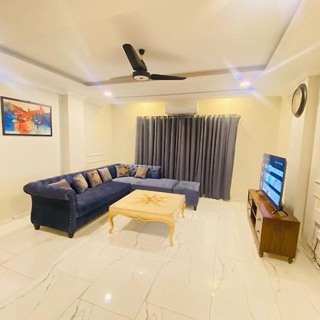 Holidazzle Serviced Apartments Bahria Town Rawalpindi Ruang foto