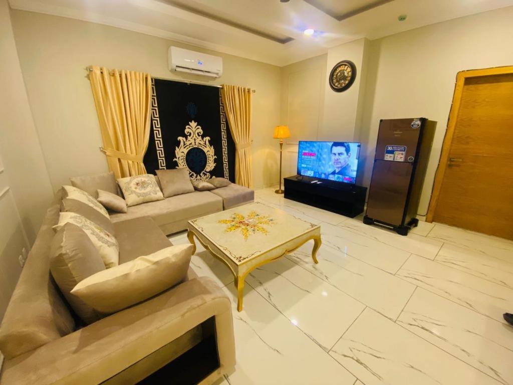 Holidazzle Serviced Apartments Bahria Town Rawalpindi Bagian luar foto