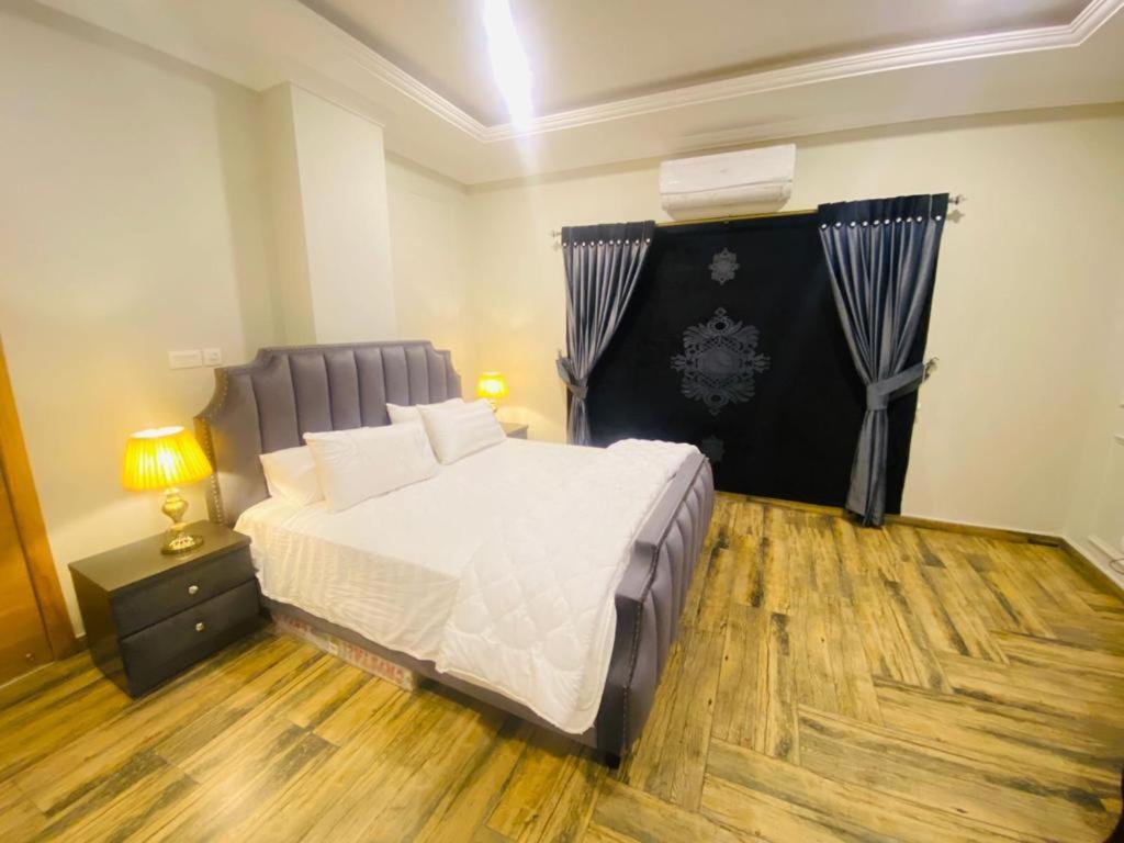 Holidazzle Serviced Apartments Bahria Town Rawalpindi Bagian luar foto