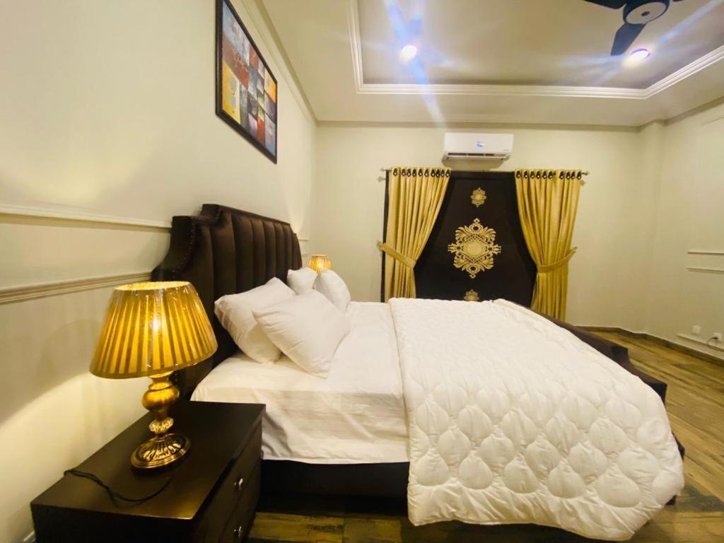 Holidazzle Serviced Apartments Bahria Town Rawalpindi Bagian luar foto