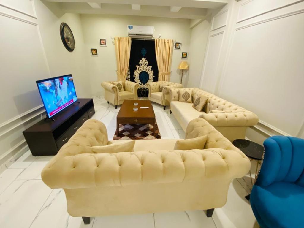 Holidazzle Serviced Apartments Bahria Town Rawalpindi Bagian luar foto