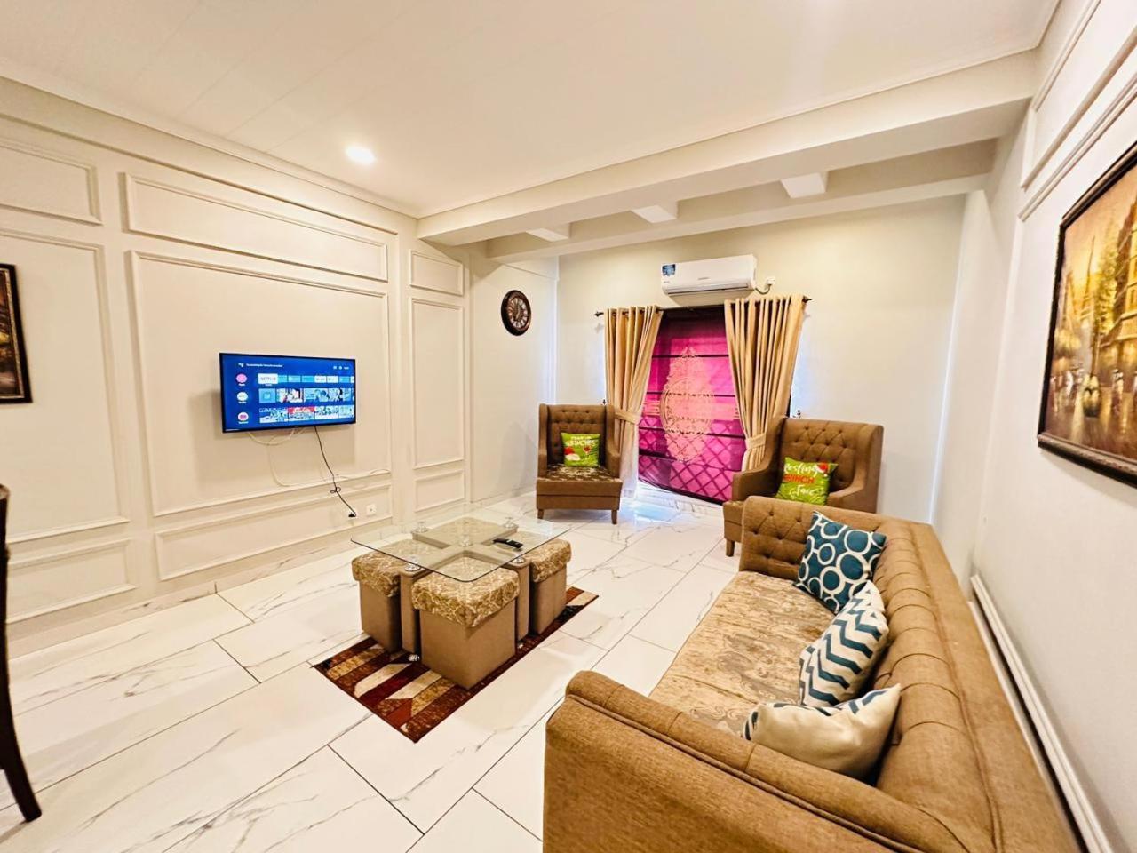 Holidazzle Serviced Apartments Bahria Town Rawalpindi Ruang foto