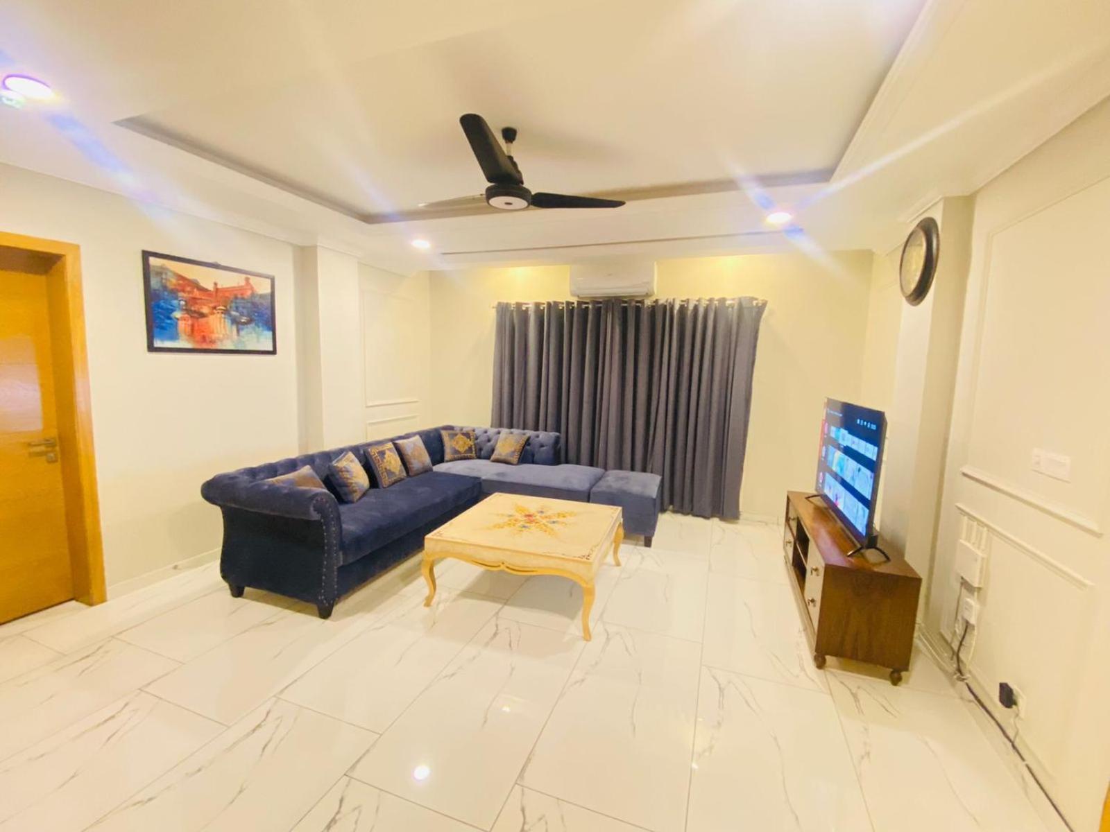 Holidazzle Serviced Apartments Bahria Town Rawalpindi Ruang foto