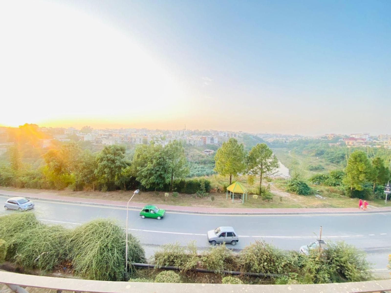 Holidazzle Serviced Apartments Bahria Town Rawalpindi Ruang foto