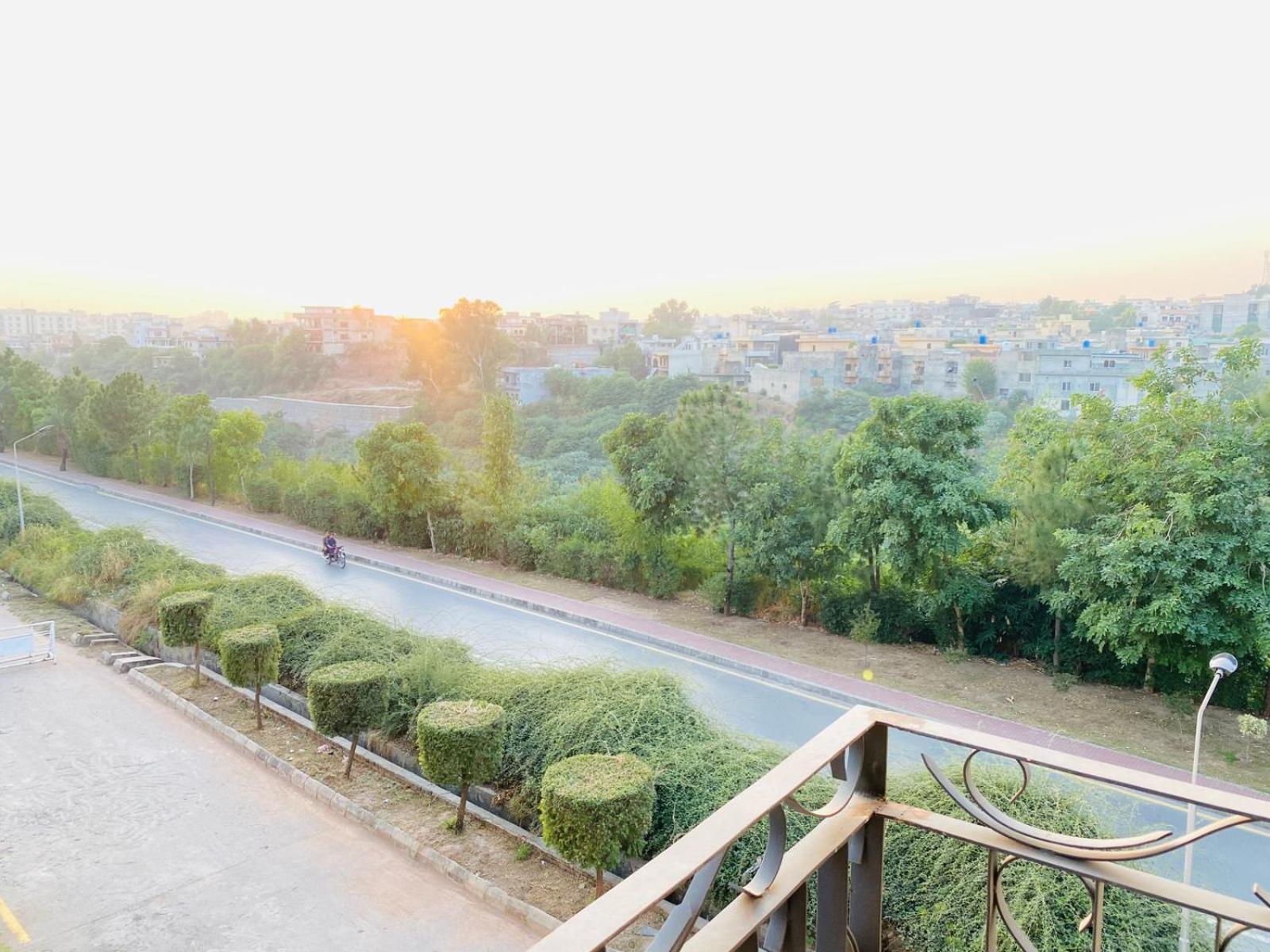 Holidazzle Serviced Apartments Bahria Town Rawalpindi Ruang foto